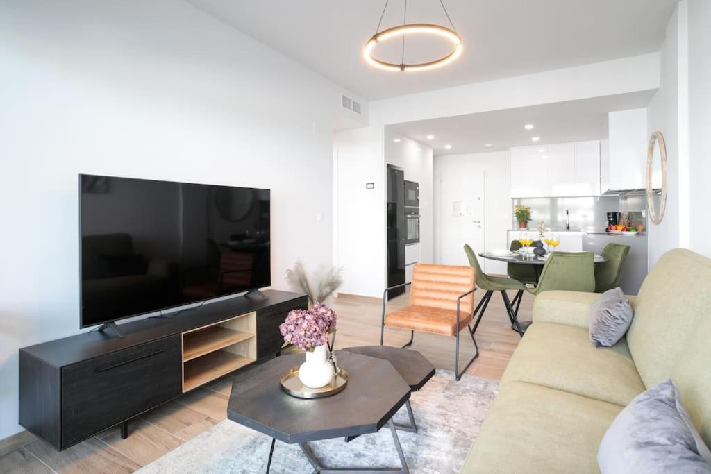 Arenales Terrace Refugee New Apartment With Pool And Gym Ареналес дел Сол Екстериор снимка